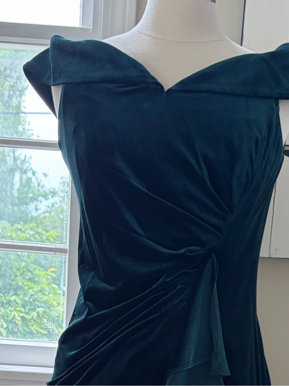 Elegant Emerald green velvet dress - Picture 3 of 4